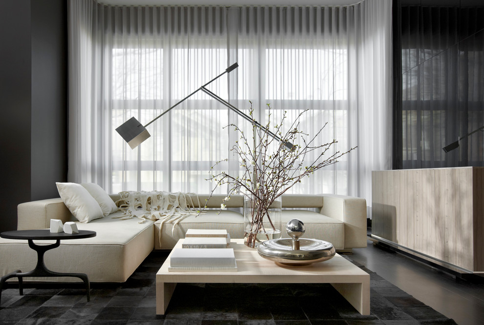 На фото: парадная гостиная комната в современном стиле с серыми стенами