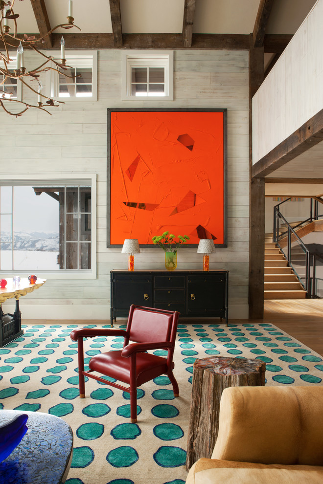 Großes, Repräsentatives, Offenes Rustikales Wohnzimmer mit weißer Wandfarbe und Teppichboden in Denver