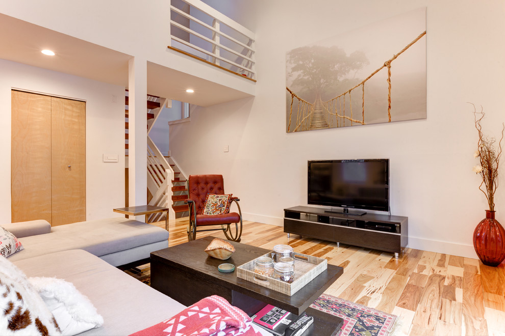 Living room - modern living room idea in Columbus