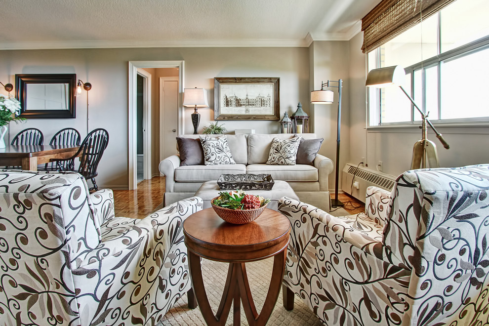 Foto di un piccolo soggiorno tradizionale con pareti beige, pavimento in legno massello medio e TV autoportante