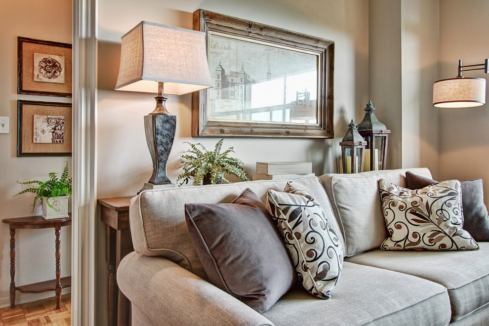 Foto di un piccolo soggiorno classico con pareti beige, pavimento in legno massello medio e TV autoportante