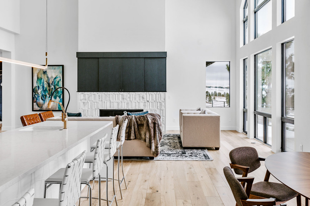 Foto di un grande soggiorno classico aperto con pareti bianche, parquet chiaro, camino classico, TV nascosta e pavimento marrone