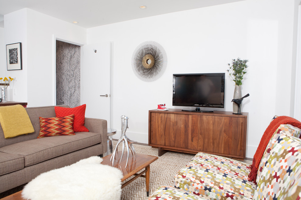 Пример оригинального дизайна: гостиная комната в стиле ретро с белыми стенами и отдельно стоящим телевизором