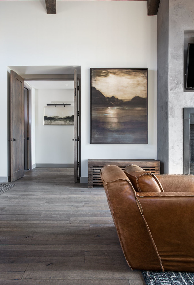 Offenes Rustikales Wohnzimmer mit braunem Holzboden in Salt Lake City