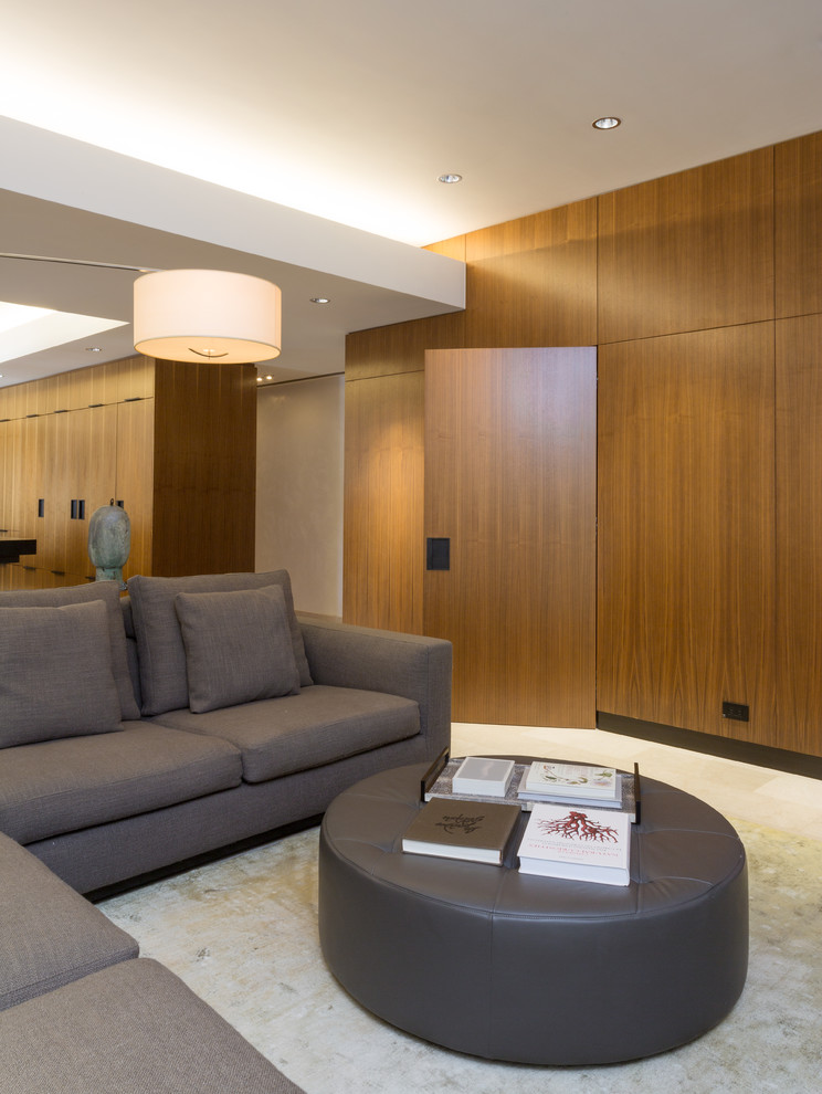 Mittelgroßes, Abgetrenntes Modernes Wohnzimmer ohne Kamin mit beiger Wandfarbe, Marmorboden und TV-Wand in New York