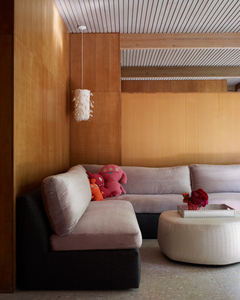 На фото: большая парадная, изолированная гостиная комната в стиле ретро с коричневыми стенами, полом из керамогранита и серым полом без камина, телевизора