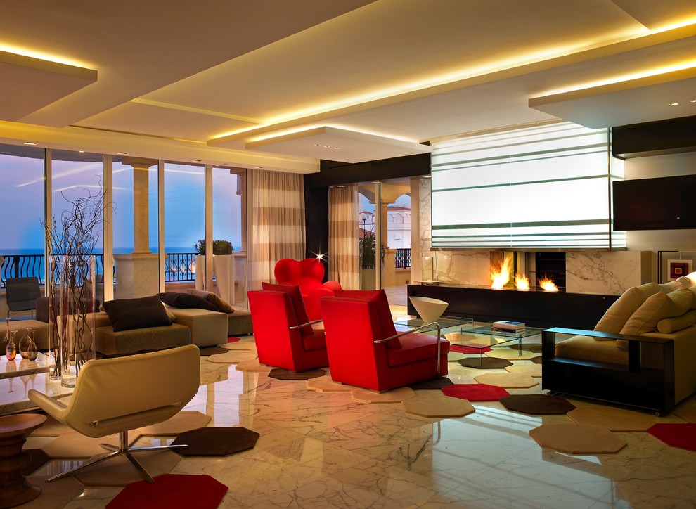 Пример оригинального дизайна: открытая гостиная комната в современном стиле с двусторонним камином и ковром на полу