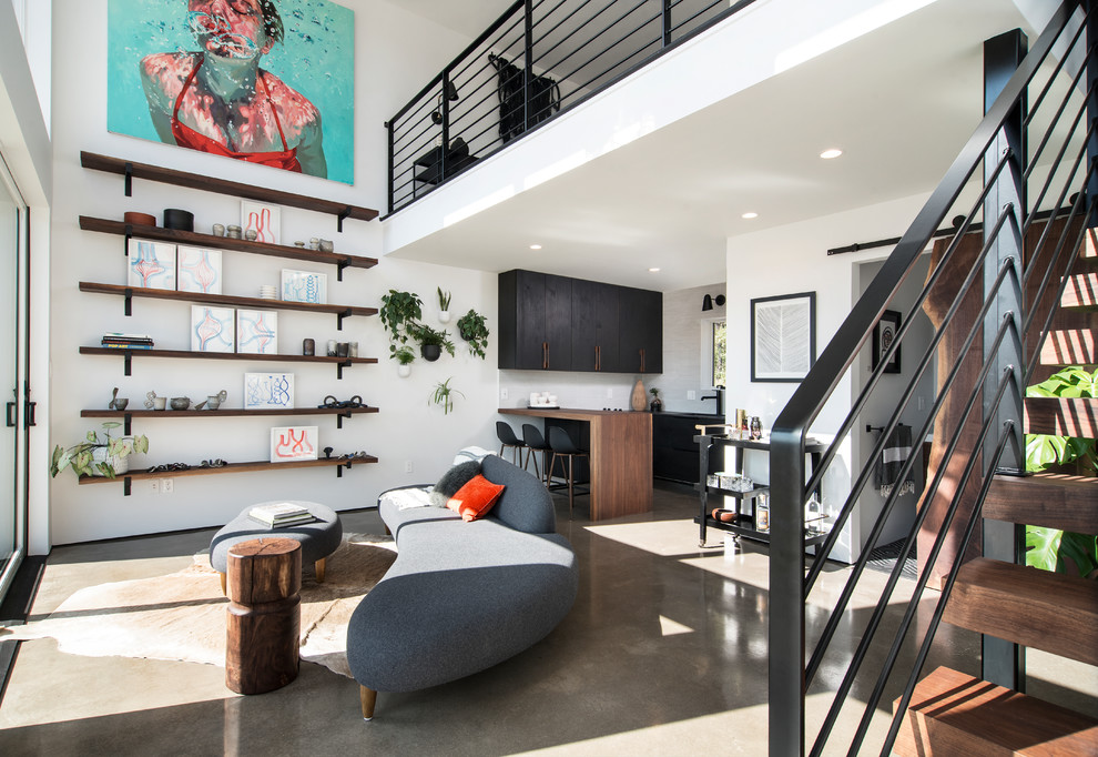 Diseño de salón tipo loft escandinavo pequeño sin chimenea y televisor con paredes blancas, suelo de cemento y suelo gris