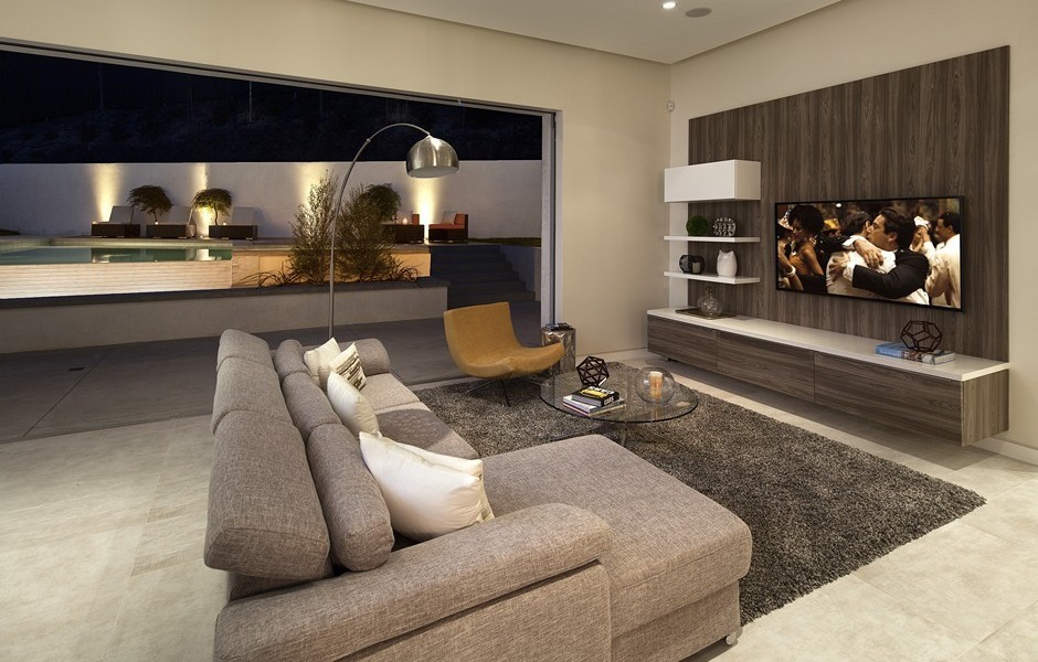 Immagine di un soggiorno moderno di medie dimensioni e aperto con sala formale, pareti bianche, pavimento in marmo e TV a parete