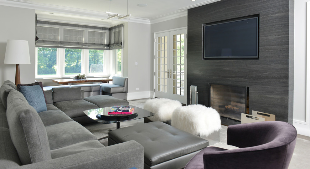 Cette photo montre un salon moderne de taille moyenne et ouvert avec un mur gris, un téléviseur encastré et un sol gris.