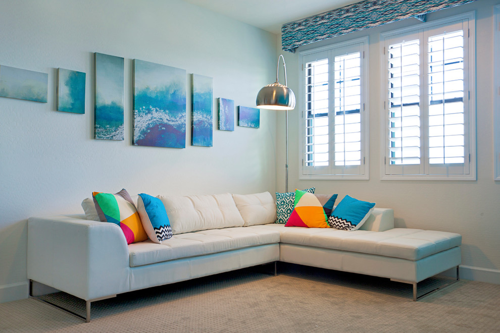 Idéer för mellanstora maritima vardagsrum, med blå väggar och heltäckningsmatta