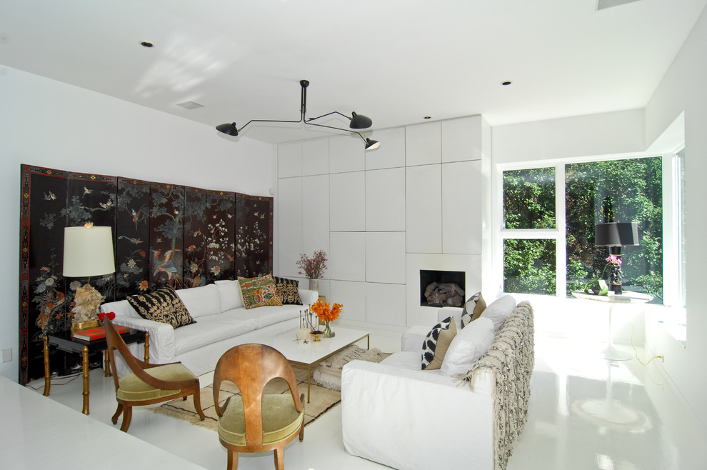 Idée de décoration pour un salon design avec un mur blanc.