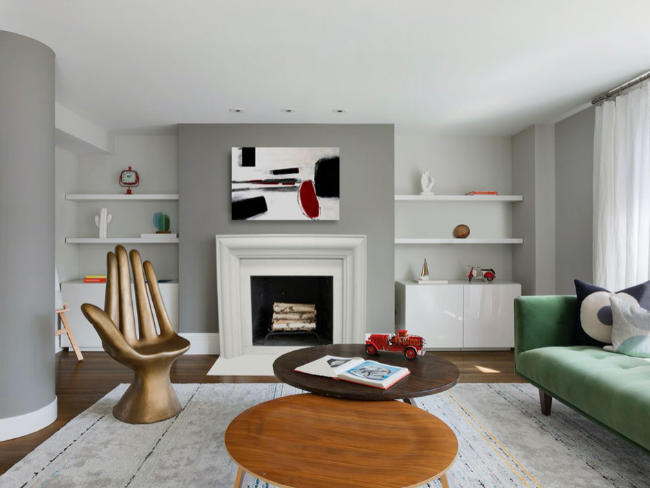 Источник вдохновения для домашнего уюта: открытая гостиная комната среднего размера в современном стиле с серыми стенами, темным паркетным полом, стандартным камином, фасадом камина из бетона, телевизором на стене и коричневым полом
