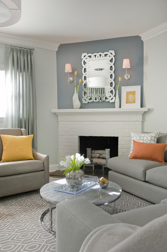 Идея дизайна: открытая гостиная комната среднего размера в стиле неоклассика (современная классика) с серыми стенами, ковровым покрытием, угловым камином и фасадом камина из кирпича