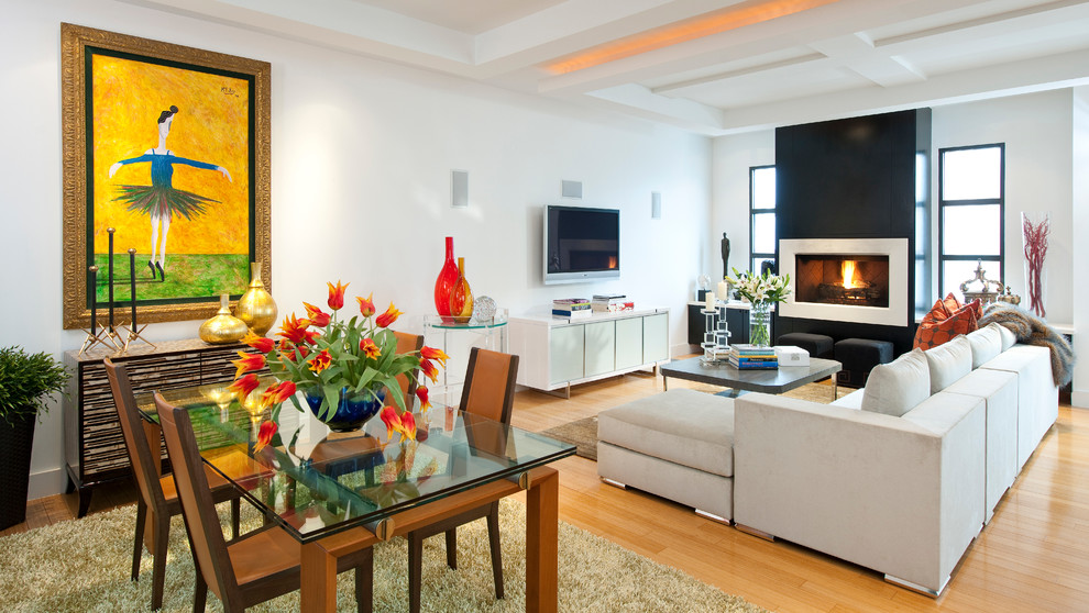 Foto di un grande soggiorno contemporaneo aperto con pareti bianche, parquet chiaro, camino classico e TV a parete