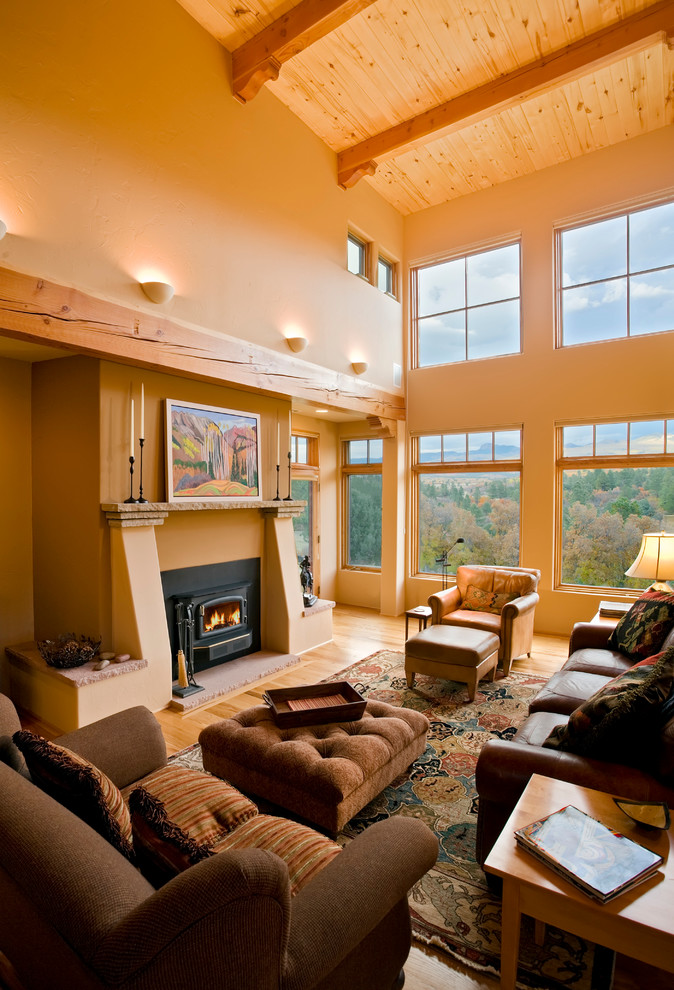 Inspiration för ett amerikanskt vardagsrum, med orange väggar och mellanmörkt trägolv
