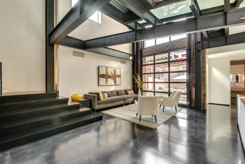 Foto de salón tipo loft minimalista grande con paredes beige y suelo de cemento