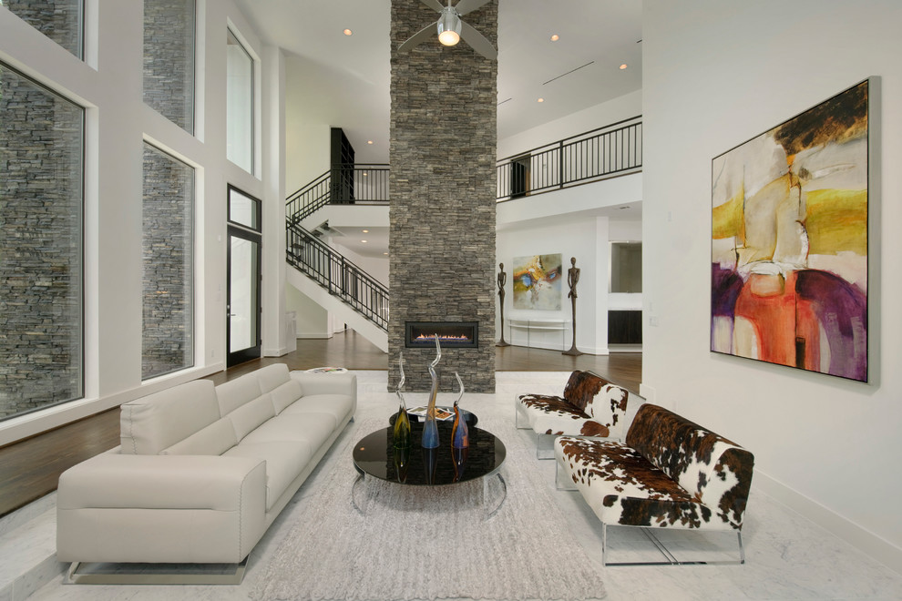 Идея дизайна: парадная гостиная комната в современном стиле с белыми стенами, темным паркетным полом, горизонтальным камином и фасадом камина из камня