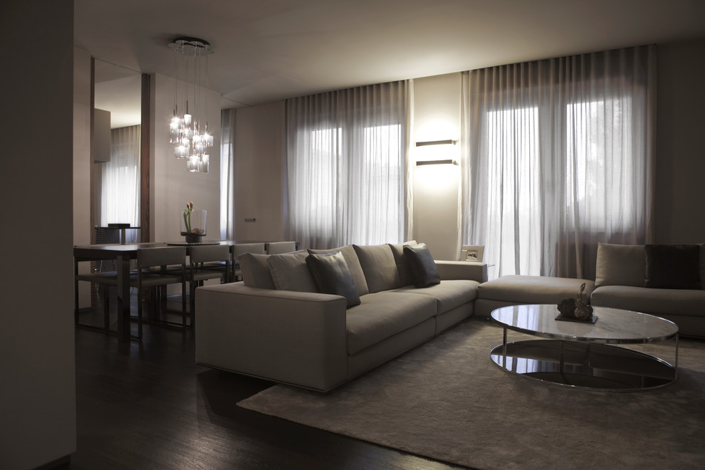 Immagine di un soggiorno moderno con pareti beige