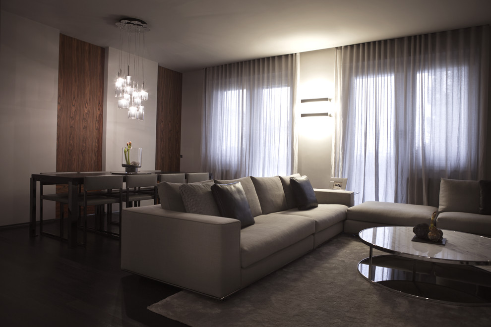 Стильный дизайн: гостиная комната в стиле модернизм с бежевыми стенами - последний тренд