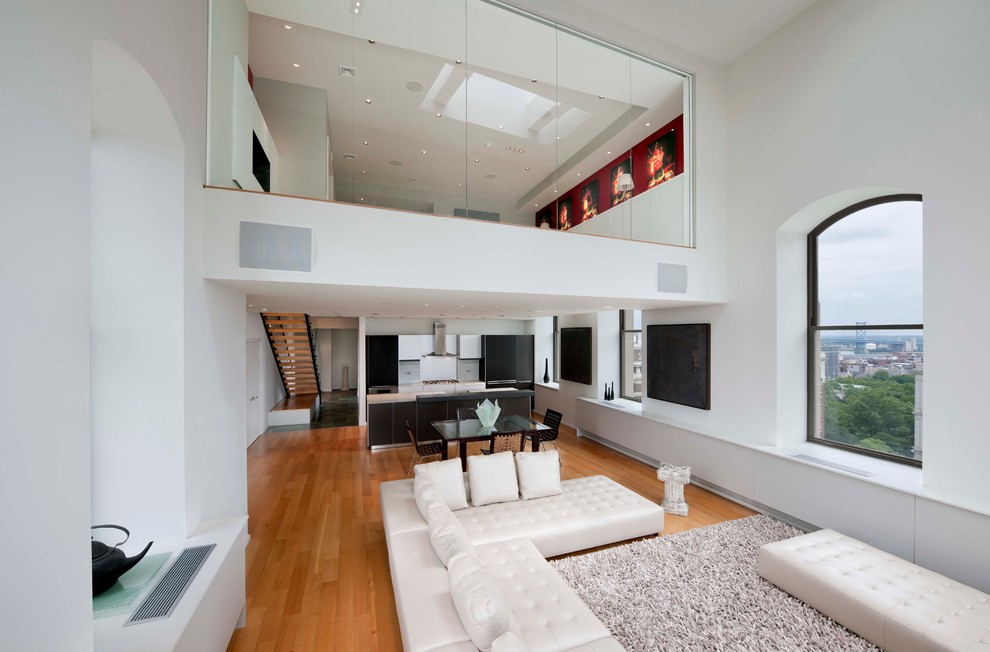 Modernes Wohnzimmer mit weißer Wandfarbe und braunem Holzboden in Philadelphia