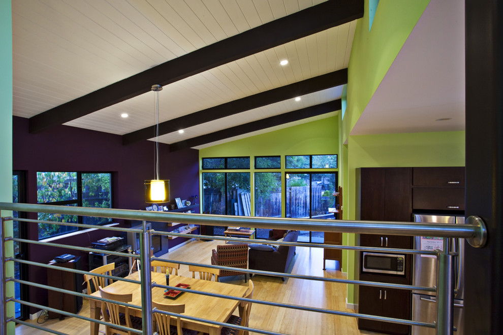 Mittelgroßes, Offenes Modernes Wohnzimmer mit grüner Wandfarbe, hellem Holzboden, Gaskamin, Kaminumrandung aus Metall, Multimediawand und beigem Boden in San Francisco