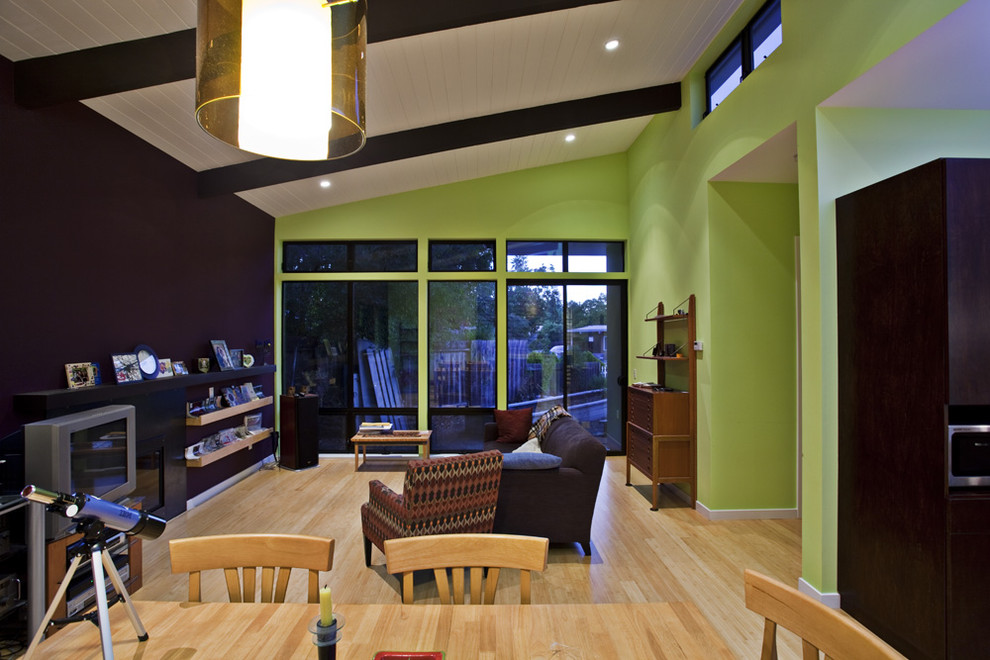 Offenes, Mittelgroßes Modernes Wohnzimmer mit grüner Wandfarbe, hellem Holzboden, Gaskamin, Kaminumrandung aus Metall, Multimediawand und beigem Boden in San Francisco