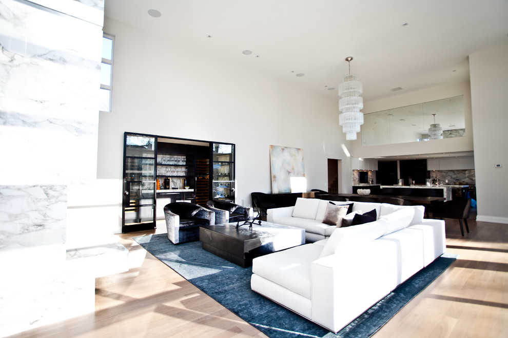 Geräumiges, Fernseherloses, Offenes Modernes Wohnzimmer mit weißer Wandfarbe, hellem Holzboden, Gaskamin und Kaminumrandung aus Stein in Toronto