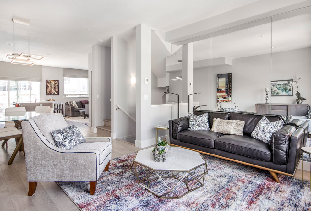 Mittelgroßes, Offenes, Fernseherloses Modernes Wohnzimmer ohne Kamin mit hellem Holzboden, grauem Boden und grauer Wandfarbe in Vancouver