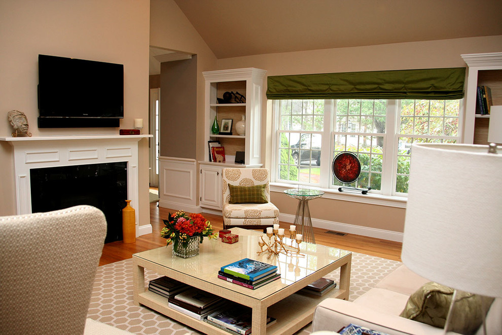 Großes, Repräsentatives, Offenes Klassisches Wohnzimmer mit beiger Wandfarbe, braunem Holzboden, Kamin, Kaminumrandung aus Holz und TV-Wand in Boston