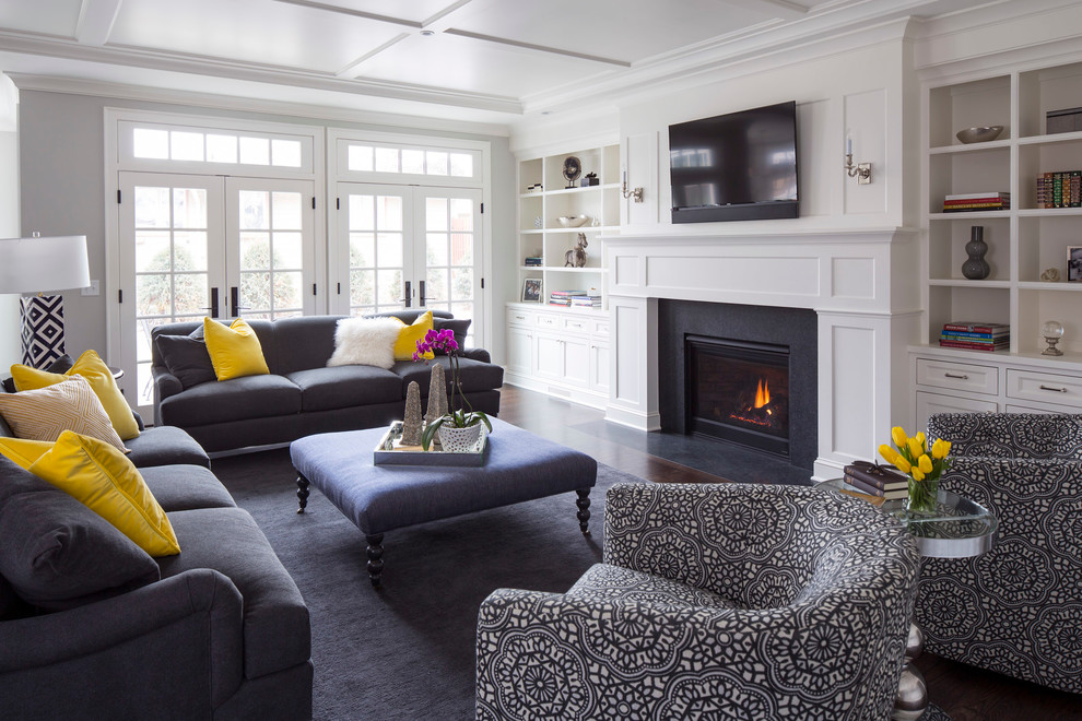 ミネアポリスにあるラグジュアリーな広いトランジショナルスタイルのおしゃれなリビング (白い壁、壁掛け型テレビ、スレートの床、標準型暖炉、タイルの暖炉まわり、茶色い床、黒いソファ) の写真