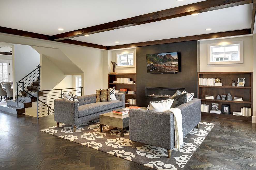 Пример оригинального дизайна: гостиная комната в современном стиле с бежевыми стенами, темным паркетным полом, горизонтальным камином и коричневым полом