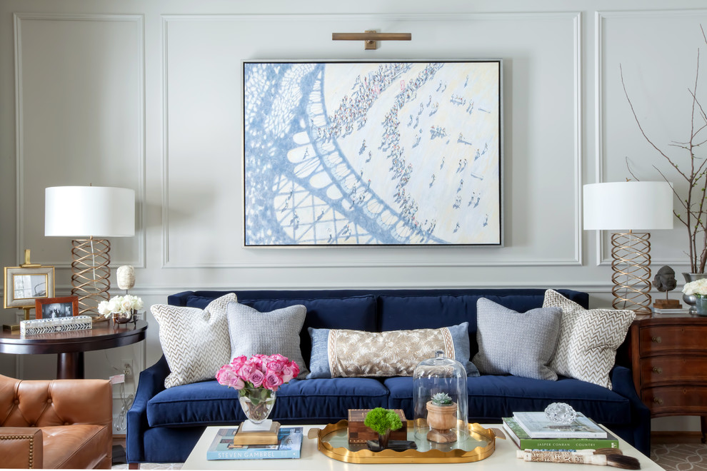 Пример оригинального дизайна: гостиная комната в стиле неоклассика (современная классика) с белыми стенами и синим диваном