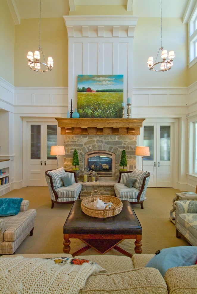 Пример оригинального дизайна: большая открытая гостиная комната в классическом стиле с желтыми стенами, ковровым покрытием, стандартным камином и фасадом камина из камня без телевизора