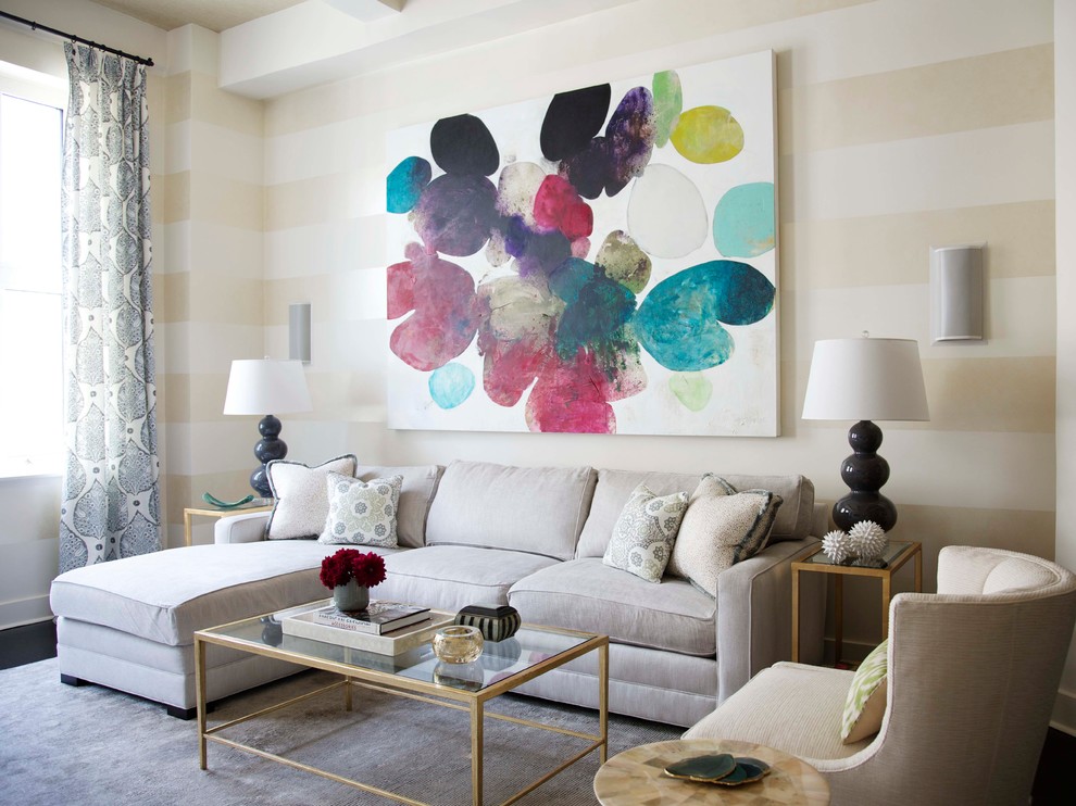 Repräsentatives Klassisches Wohnzimmer mit beiger Wandfarbe und Teppichboden in Los Angeles