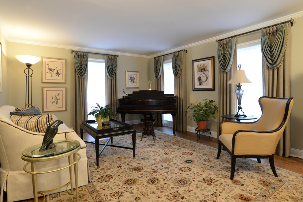 Ejemplo de salón con rincón musical cerrado clásico renovado pequeño sin televisor con paredes beige y suelo de madera en tonos medios