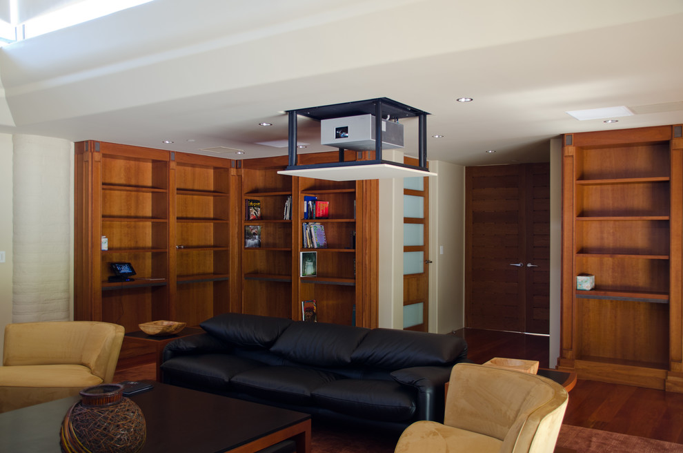 Repräsentatives Modernes Wohnzimmer mit hellem Holzboden, Kamin und Kaminumrandung aus Stein in Detroit