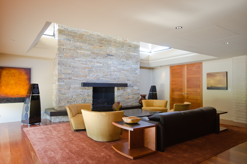 Свежая идея для дизайна: парадная гостиная комната в стиле модернизм с светлым паркетным полом, стандартным камином и фасадом камина из камня - отличное фото интерьера