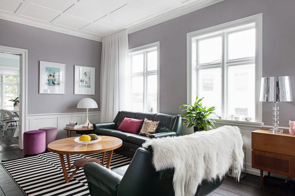 Foto på ett mellanstort funkis separat vardagsrum, med lila väggar, mörkt trägolv, brunt golv och ett finrum