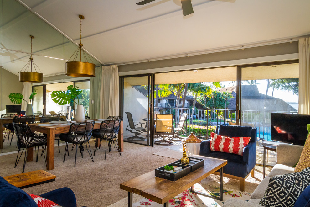 Imagen de salón para visitas abierto tropical con paredes marrones, moqueta, televisor independiente y suelo marrón