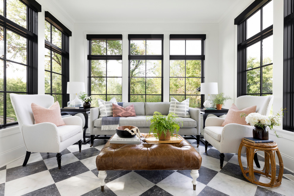 Идея дизайна: гостиная комната в стиле неоклассика (современная классика) с белыми стенами и разноцветным полом
