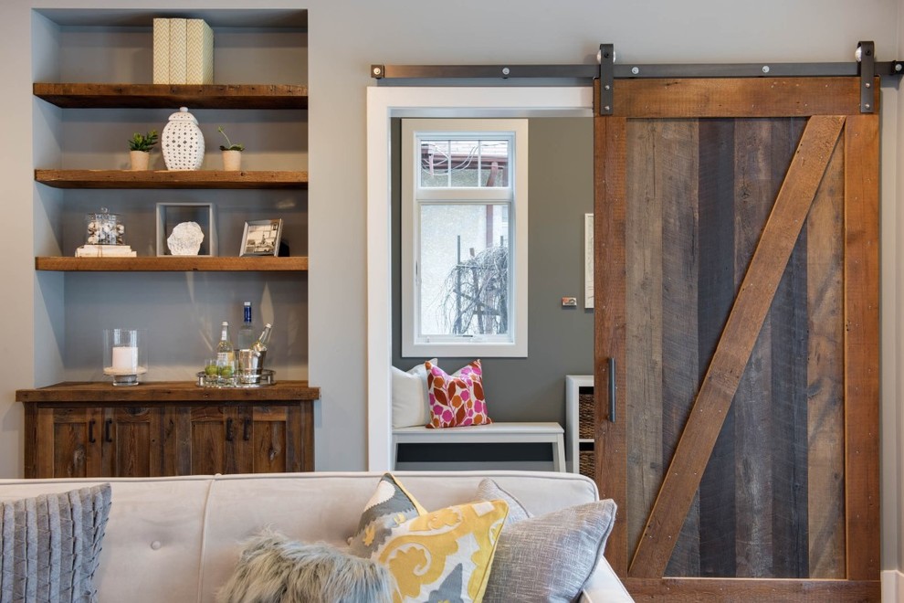 Mittelgroßes, Repräsentatives, Offenes Klassisches Wohnzimmer mit grauer Wandfarbe und braunem Holzboden in Minneapolis