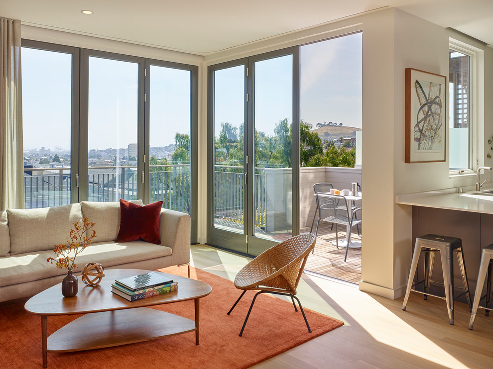 Offenes, Mittelgroßes, Repräsentatives Modernes Wohnzimmer mit beiger Wandfarbe, hellem Holzboden und beigem Boden in San Francisco