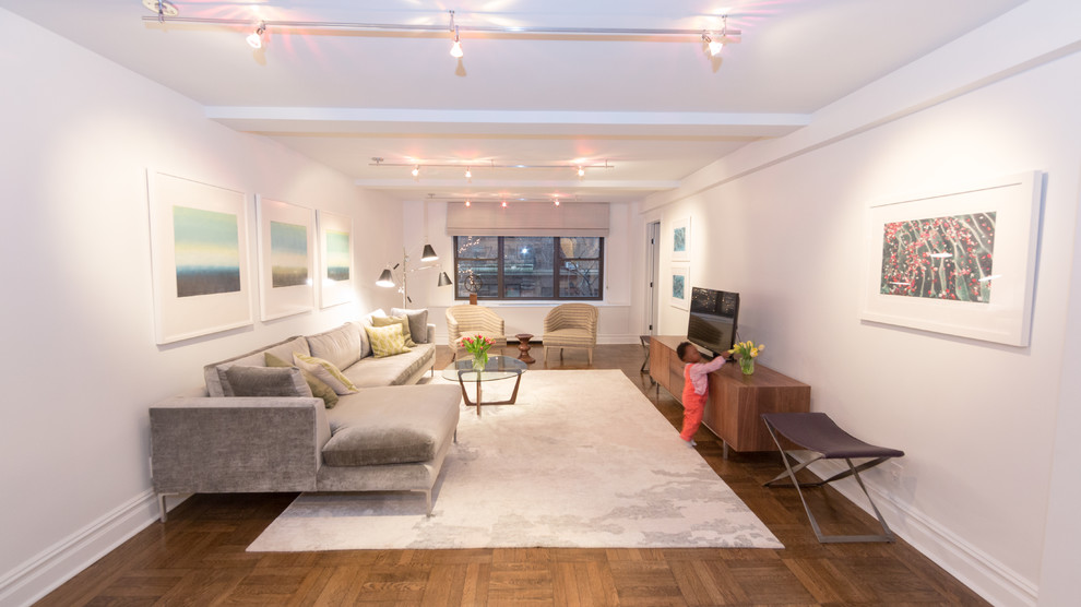 Modernes Wohnzimmer mit weißer Wandfarbe und braunem Holzboden in New York
