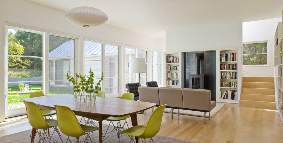 This is an example of a modern living room in Burlington.