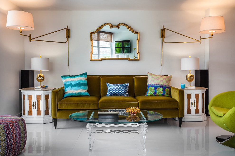 Kleines, Abgetrenntes, Repräsentatives Modernes Wohnzimmer mit weißer Wandfarbe, Porzellan-Bodenfliesen und TV-Wand in Miami
