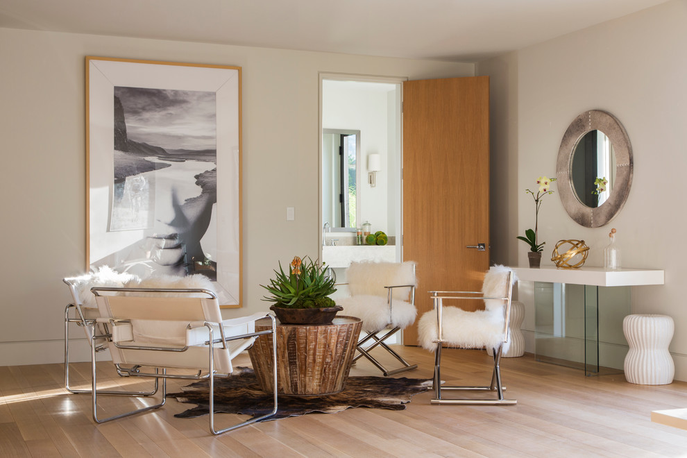 Источник вдохновения для домашнего уюта: гостиная комната в современном стиле с серыми стенами и светлым паркетным полом