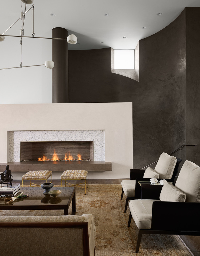 На фото: гостиная комната в современном стиле с черными стенами и горизонтальным камином без телевизора с