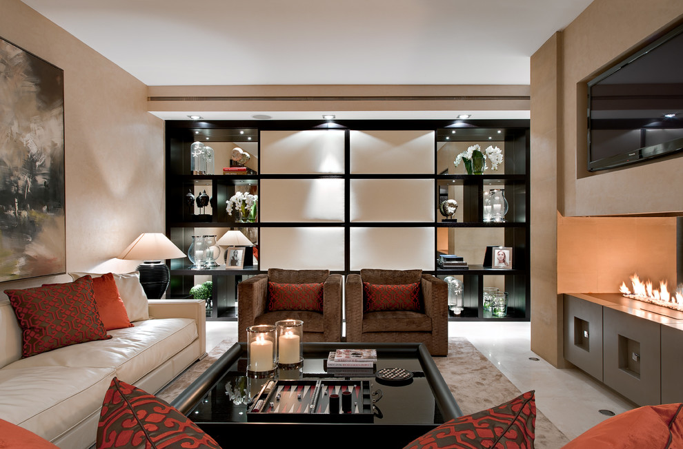 Esempio di un grande soggiorno minimal chiuso con sala formale, pareti beige, TV a parete e camino bifacciale