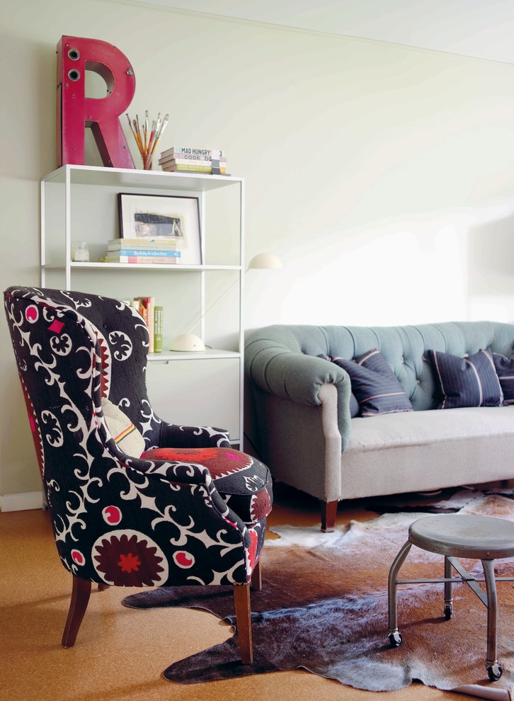 Ispirazione per un soggiorno eclettico con pareti beige e pavimento in sughero